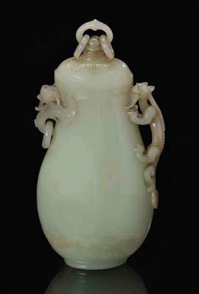 CHINE ÉPOQUE QIANLONG, XVIIIE SIÈCLE 
Vase couvert en jade blanc rehaussé de quelques...