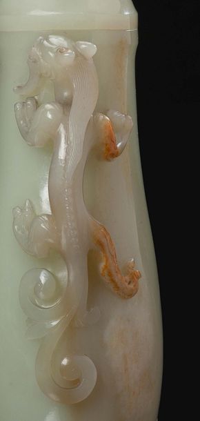 CHINE ÉPOQUE QIANLONG, XVIIIE SIÈCLE 
Vase couvert en jade blanc rehaussé de quelques...