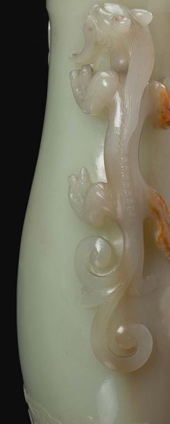 CHINE ÉPOQUE QIANLONG, XVIIIE SIÈCLE 
Vase couvert en jade blanc rehaussé de quelques...