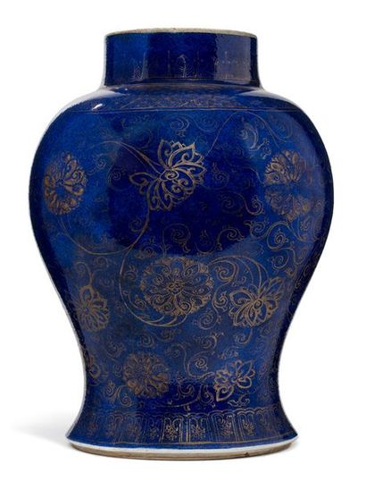 CHINE 
Potiche balustre en porcelaine et émail bleu poudré, à décor rehaussé d'or...