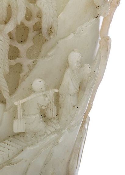 CHINE vers 1900 
Important vase en jade blanc céladonné, reprenant la forme d'une...