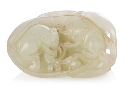 CHINE 
Pendentif en jade blanc sculpté de deux félins à l'intérieur d'une feuille,...
