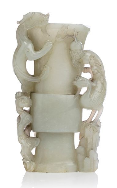 CHINE 
Vase de forme Gu quadrangulaire en jade céladon entouré d'un phénix perché...