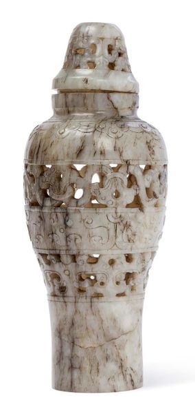 CHINE 
Vase couvert de forme balustre en jade beige infusé de brun, à décor ajouré...