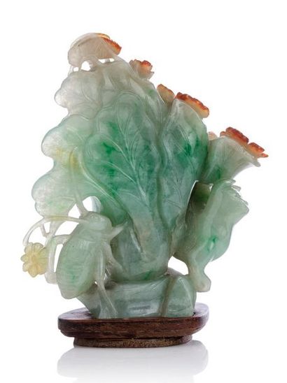 CHINE 
Groupe en jadéite (jade de Birmanie) translucide partiellement infusé de vert...