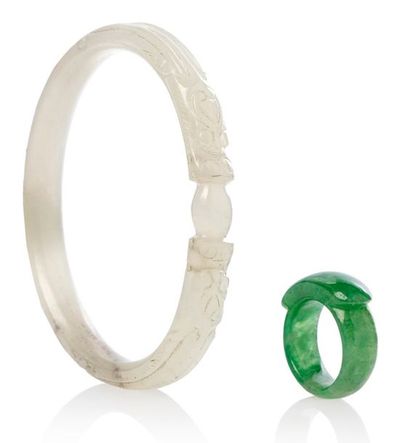 CHINE 
Lot comprenant une bague en jadéite verte et un bracelet en jade blanc à décor...