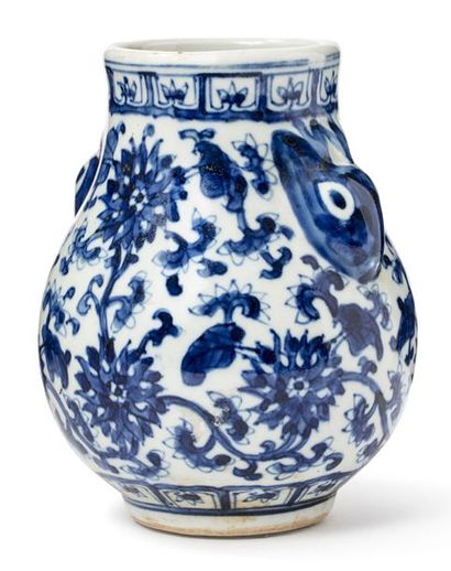 CHINE XVIIIE SIÈCLE Petit vase de forme Hu, en porcelaine à décor en bleu sous couverte...