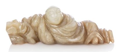 CHINE 
Repose pinceaux en jade céladon veiné de rouille représentant Budaï endormi...