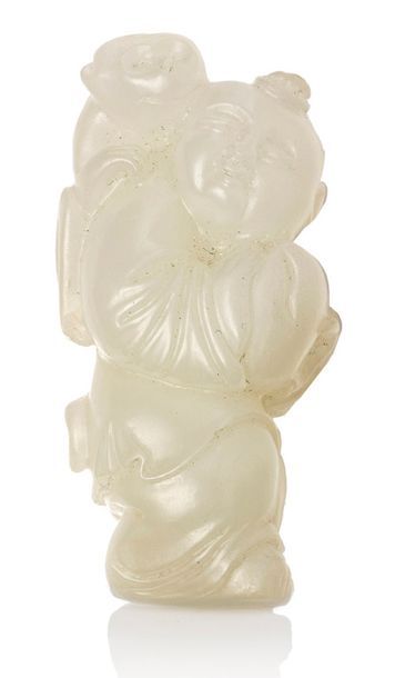 CHINE 
Petit sujet en jade blanc céladonné, représentant un personnage et son singe.
H....