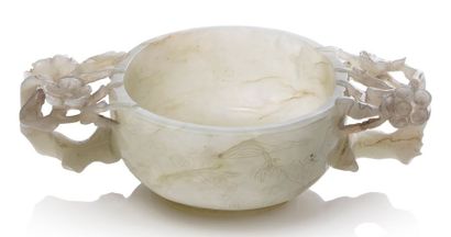 CHINE MARQUE ET ÉPOQUE JIAQING (1796-1820) 
Coupe circulaire en jade céladon ornée...