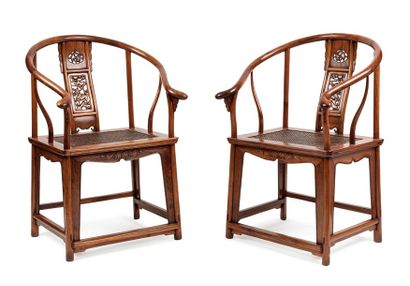 CHINE 
Exceptionnelle paire de fauteuils en bois de Huanghuali. le dossier en forme...