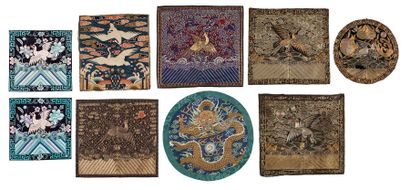 CHINE 
Lot neuf textiles comprenant un médaillon en soie kesi bleue à décor d'un...