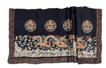 CHINE 
Lot de deux textiles comprenant: Une cape montée à partir d'une robe dragon,...