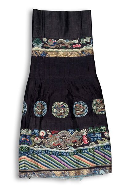 CHINE 
Jupe plissée en soie kesi bleu nuit à décor polychrome de dragons parmi des...