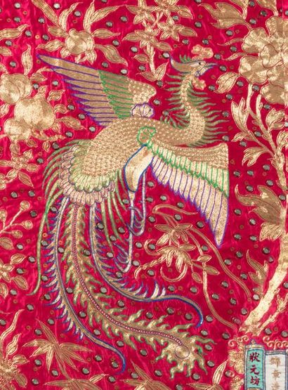 CHINE DU SUD 
Grande tenture horizontale en soie rouge, brodée au fils dorés d'un...