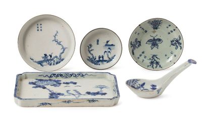 VIETNAM ET CHINE DU SUD XVIIIE-XIXE SIÈCLE 
Ensemble de cinq objets en porcelaine...