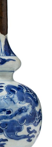 VIETNAM XIXe siècle 
Deux vases bouteilles dont l'un à décor de dragon, le col cerclé...