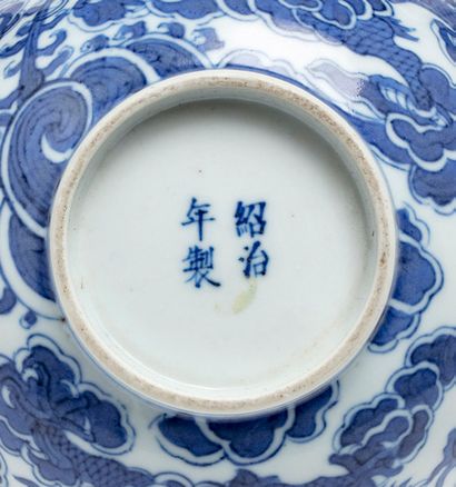 VIETNAM HUE 
Coupe en porcelaine blanche, à décor en bleu sous couverte de deux dragons...