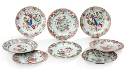 CHINE 
Lot comprenant huit assiettes en porcelaine et émaux de la famille rose, dont...