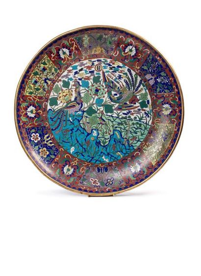 JAPON 
Grand plat en bronze et émaux cloisonnés polychrome, à décor en médaillon...