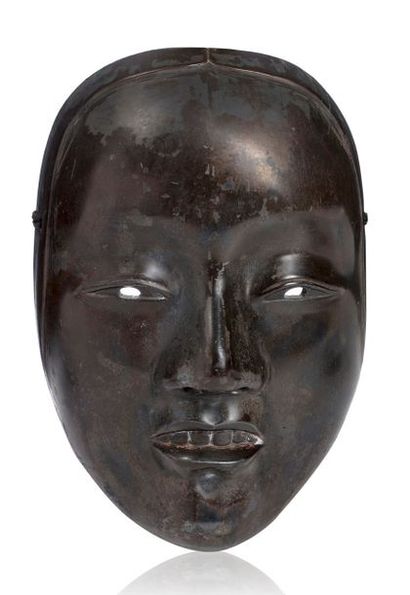 JAPON vers 1900 
Masque féminin en bronze de patine brune, s'inspirant du théâtre...