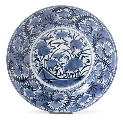 JAPON 
Plat en porcelaine bleu-blanc, à décor en médaillon central de fleurettes...