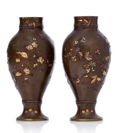 JAPON 
Paire de vases en sentoku à décor en iroe takazogan d'oiseaux en vol ou perchés...