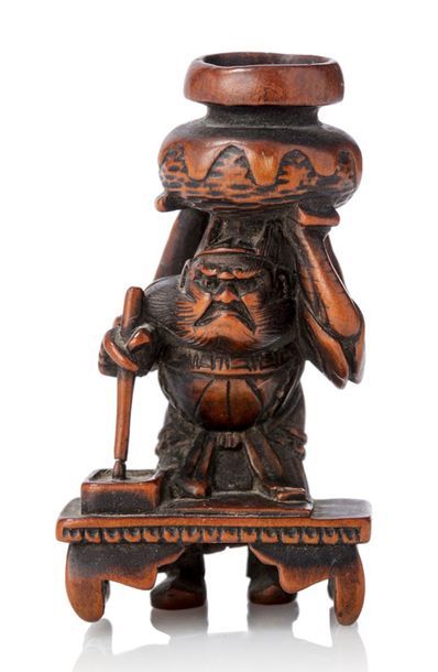 JAPON 
Petit netsuke en bois, représentant un vieil homme debout sur une petite table,...