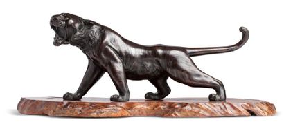 JAPON 
Sujet en bronze représentant un tigre passant, rugissant. Signé Tsunemitsu.
L....