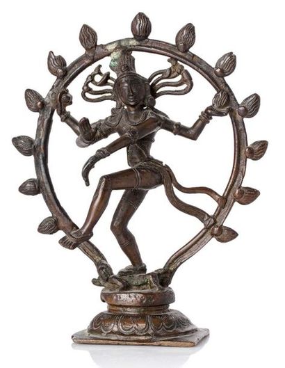 INDE 
Sujet en bronze représentant Siva Nataraja, dansant sur un corps, dans un cercle...
