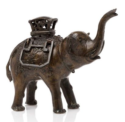 INDE 
Brûle-parfum en bronze, reprenant la forme d'un éléphant debout, la trompe...