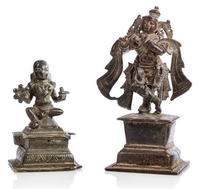 INDE 
Deux petits sujets en bronze, représentant respectivement Lakshmi assise en...