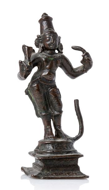 INDE 
Petit sujet en bronze représentant Visnu debout en tribhanga.
H. 10 cm
印度 十七-十八世纪...