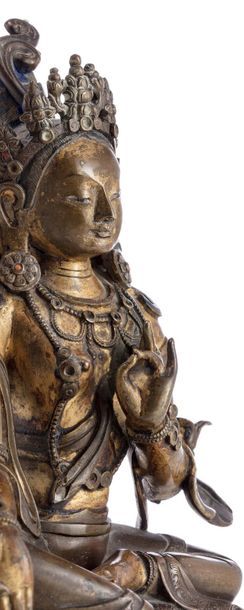SINO-TIBET 
Sujet en bronze partiellement doré représentant la Tara verte, assise...