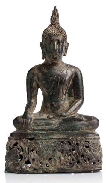 THAILANDE 
Bouddha en bronze de patine verte et brune assis en méditation sur une...