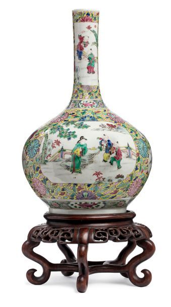 CHINE 
Vase bouteille tianqiuping en porcelaine et émaux de la famille rose, très...