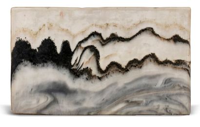 CHINE 
Pierre de rêve évoquant un paysage de montagnes, avec inscription calligraphiée.
Dim....