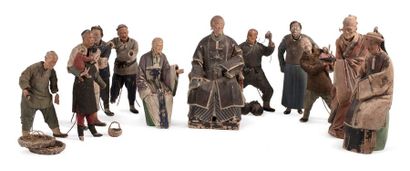 CHINE 
Ensemble comprenant douze personnages en terre cuite peinte représentant des...