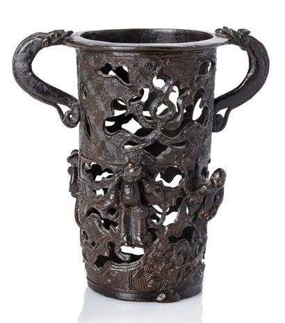 Chine XIXe siècle 
Vase à deux anses latérales, en bronze de patine brune, les parois...