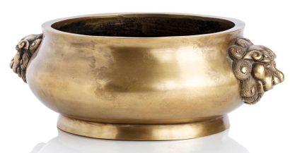 CHINE fin de la période Qing 
Brûle parfum en bronze de patine dorée, la panse galbée...