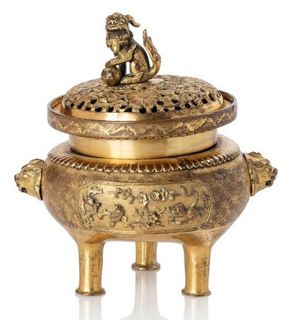 Chine XIXe siècle 
Petit brûle-parfum tripode en bronze doré, la panse élargie ornée...