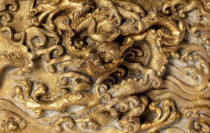 CHINE 
Exceptionnel brûle-parfum en bronze partiellement doré, de forme rectangulaire,...