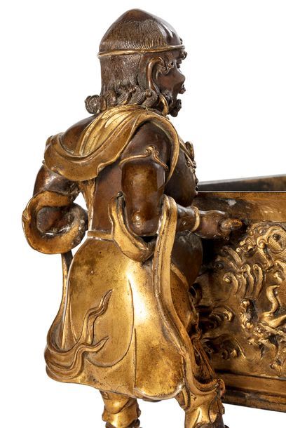 CHINE FIN DE LA DYNASTIE MING, XVIE-XVIIE SIÈCLE Exceptionnel brûle-parfum en bronze...