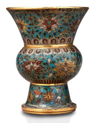CHINE PÉRIODE MING, ÉPOQUE JINGTAI (1449-1457) Vase en forme de zun en bronze doré...