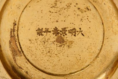 CHINE PÉRIODE MING, ÉPOQUE JINGTAI (1449-1457) 
Vase en forme de zun en bronze doré...