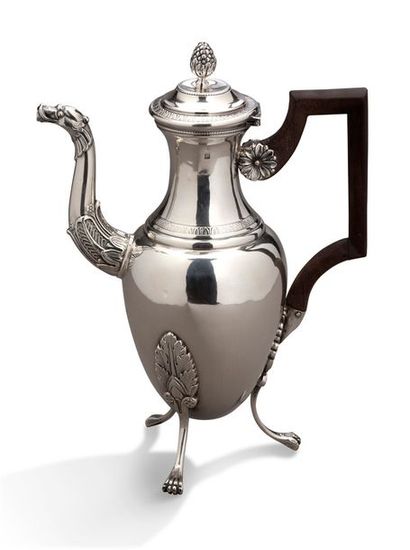 null CAFETIÈRE en argent à décor en applique de feuilles d'acanthe. Elle repose sur...