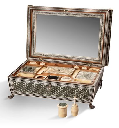 null COFFRET DE NÉCESSAIRE À COUTURE en bois à décor en micromosaique marqueté d'ivoire,...