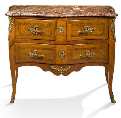 null COMMODE SAUTEUSE en placage de bois de rose, elle ouvre part trois tiroirs sur...