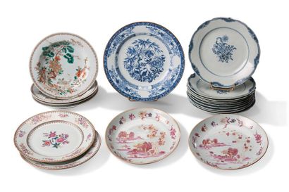 COMPAGNIE DES INDES ENSEMBLE DE DIX NEUF ASSIETTES en porcelaine polychrome et bleu...