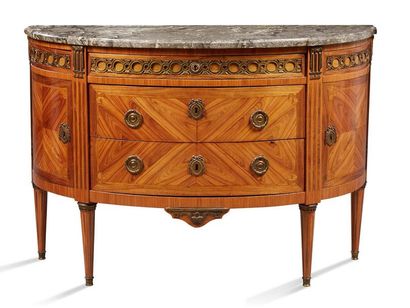 null LARGE COMMODE de forme demi-lune en placage de bois de rose marqueté en ailes...